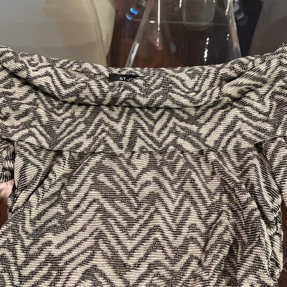 St John Small off shoulder gray white blouse - Picture 2 of 6